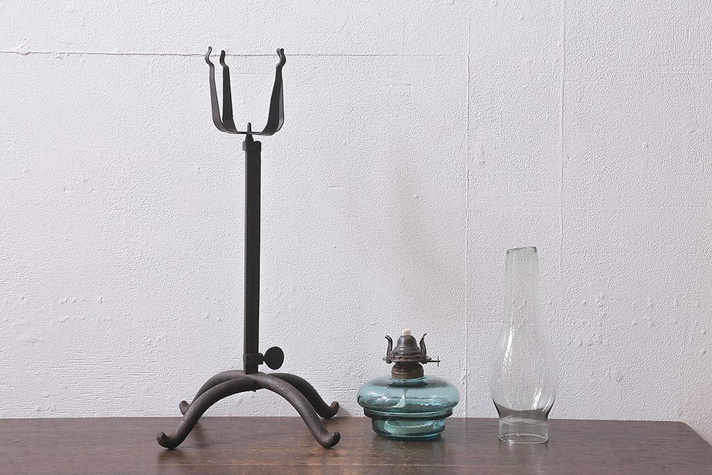 アンティーク雑貨　3分芯　台座付き　薄い青色油壺がおしゃれなオイルランプ(石油ランプ、座敷ランプ)(R-040728)