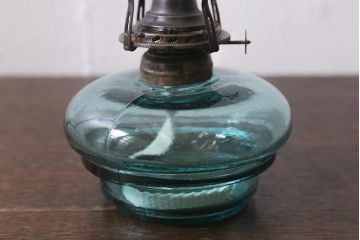 アンティーク雑貨　3分芯　台座付き　薄い青色油壺がおしゃれなオイルランプ(石油ランプ、座敷ランプ)(R-040728)