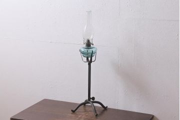 アンティーク雑貨　3分芯　台座付き　薄い青色油壺がおしゃれなオイルランプ(石油ランプ、座敷ランプ)(R-040728)
