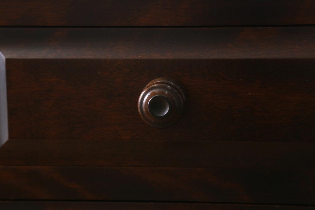 中古　北海道民芸家具　洗練されたデザインが魅力のスリムなチェスト(引き出し、タンス)(R-040729)