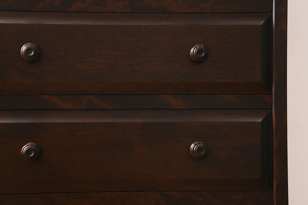 中古　北海道民芸家具　洗練されたデザインが魅力のスリムなチェスト(引き出し、タンス)(R-040729)