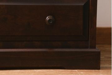 中古　北海道民芸家具　洗練されたデザインが魅力のスリムなチェスト(引き出し、タンス)(R-040729)