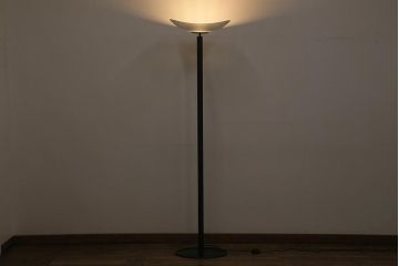 ヴィンテージ照明　イタリア　Artemide(アルテミデ)・Tebe(テベ)　モダンな雰囲気を醸し出すスタンドライト(フロアライト、スタンドライト、ビンテージ)(R-040736)