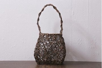 アンティーク雑貨　昭和レトロ　ディスプレイにオススメの古いつる編みのカゴ(ディスプレイ雑貨)(R-040737)