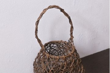 アンティーク雑貨　昭和レトロ　ディスプレイにオススメの古いつる編みのカゴ(ディスプレイ雑貨)(R-040737)