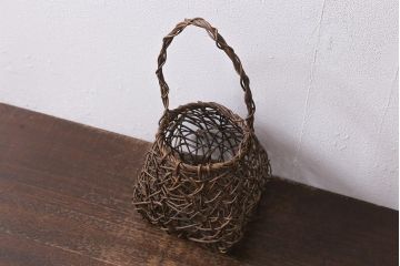 アンティーク雑貨　昭和レトロ　ディスプレイにオススメの古いつる編みのカゴ(ディスプレイ雑貨)(R-040737)
