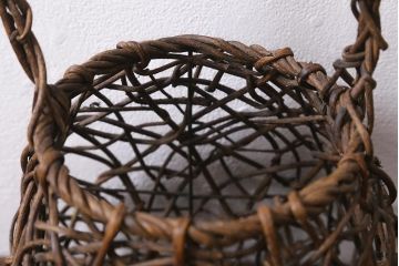 アンティーク雑貨　昭和レトロ　ディスプレイにオススメの古いつる編みのカゴ(ディスプレイ雑貨)(R-040737)
