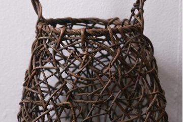 アンティーク雑貨　昭和レトロ　ディスプレイにオススメの古いつる編みのカゴ(ディスプレイ雑貨)(R-040737)