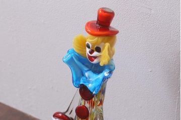アンティーク雑貨　イタリア製　ヴェネチアンガラス　MURANO(ムラノ)　カラフルな色合いが目を惹くガラス製のピエロの置物(ディスプレイ雑貨)(R-040738)