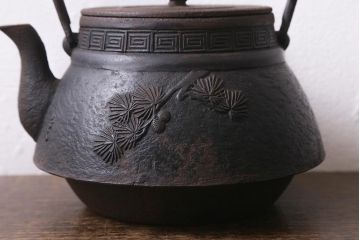 アンティーク雑貨　古民具・骨董　光雲作　松文　昭和初期の古い鉄瓶(茶道具)(R-040740)