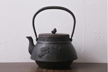 アンティーク雑貨　古民具・骨董　光雲作　松文　昭和初期の古い鉄瓶(茶道具)(R-040740)