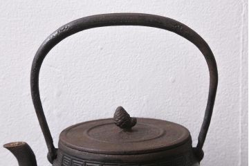 アンティーク雑貨　古民具・骨董　光雲作　松文　昭和初期の古い鉄瓶(茶道具)(R-040740)
