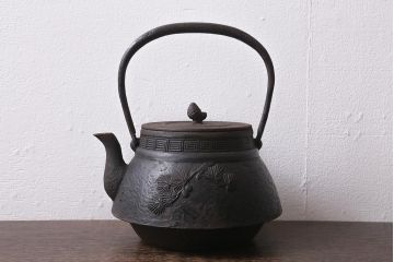 アンティーク雑貨　古民具・骨董　光雲作　松文　昭和初期の古い鉄瓶(茶道具)(R-040740)