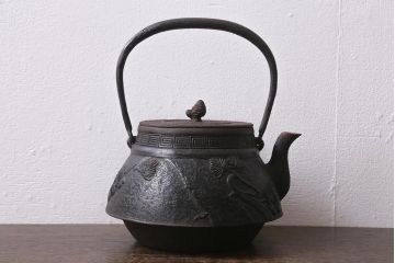 アンティーク雑貨　古民具・骨董　光雲作　松文　昭和初期の古い鉄瓶(茶道具)(R-040740)
