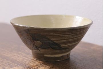 人間国宝　金城次郎　魚紋茶碗(R-040746)