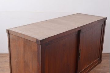 和製アンティーク　前面ケヤキ材　重厚感のある佇まいが魅力的なシンプルなつくりの収納棚(水屋箪笥、収納箪笥、サイドボード)(R-040763)