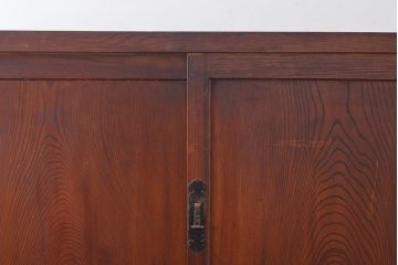 和製アンティーク　前面ケヤキ材　重厚感のある佇まいが魅力的なシンプルなつくりの収納棚(水屋箪笥、収納箪笥、サイドボード)(R-040763)
