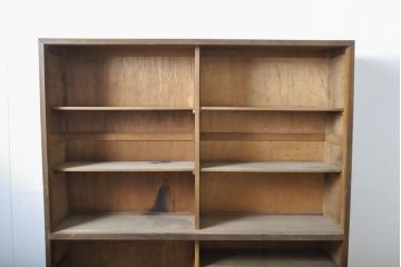 レトロ家具　一本物　シンプルなデザインが取り入れやすいガラス戸棚(キャビネット、収納棚、食器棚)(R-040767)