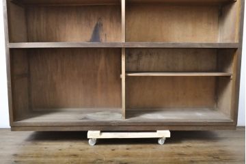 レトロ家具　一本物　シンプルなデザインが取り入れやすいガラス戸棚(キャビネット、収納棚、食器棚)(R-040767)