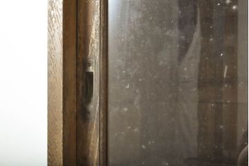 レトロ家具　一本物　シンプルなデザインが取り入れやすいガラス戸棚(キャビネット、収納棚、食器棚)(R-040767)