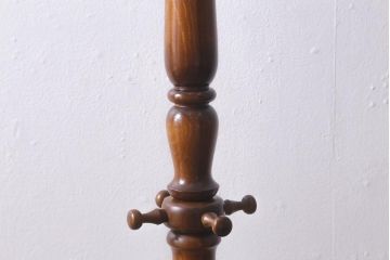 中古　カリモク家具(karimoku)　コロニアルシリーズ　クラシカルな佇まいが魅力のポールハンガー(ポールスタンド)(定価約4万3千円)(R-040771)