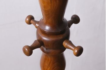 中古　カリモク家具(karimoku)　コロニアルシリーズ　クラシカルな佇まいが魅力のポールハンガー(ポールスタンド)(定価約4万3千円)(R-040771)