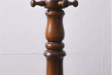 中古　カリモク家具(karimoku)　コロニアルシリーズ　クラシカルな佇まいが魅力のポールハンガー(ポールスタンド)(定価約4万3千円)(R-040771)