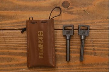 中古　北海道民芸家具　上品な雰囲気漂う濃い色味のワードローブ(R-040777)