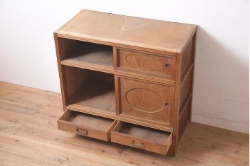 アンティーク家具　昭和初期　京都産　上品さとレトロな雰囲気を併せ持つ戸棚(キャビネット、食器棚、収納棚)(R-040787)