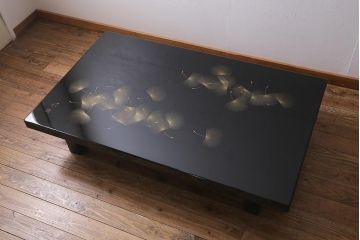 中古　輪島塗　小西啓介作　沈金　ふわふわと舞う種子が美しいガラス天板付きの座卓(定価約118万円)(ローテーブル)(R-040789)