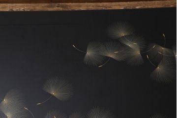 中古　輪島塗　小西啓介作　沈金　ふわふわと舞う種子が美しいガラス天板付きの座卓(定価約118万円)(ローテーブル)(R-040789)
