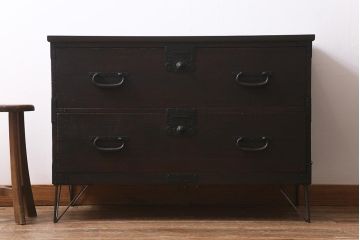 アンティーク家具　脚付きリメイク　味わい深い佇まいの箪笥ローボード(チェスト、引き出し、リビングボード、テレビ台)(R-040793)