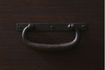 アンティーク家具　脚付きリメイク　味わい深い佇まいの箪笥ローボード(チェスト、引き出し、リビングボード、テレビ台)(R-040793)