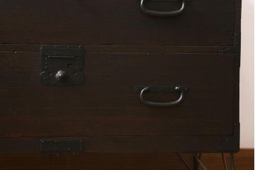 アンティーク家具　脚付きリメイク　味わい深い佇まいの箪笥ローボード(チェスト、引き出し、リビングボード、テレビ台)(R-040793)