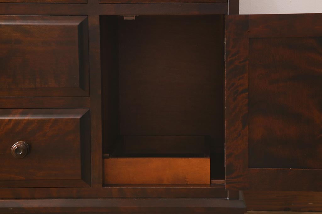 中古　北海道民芸家具　和洋どちらにも合うシックなチェスト(サイドボード、引き出し、ドレッシングチェスト)(定価約21万円)(R-040796)