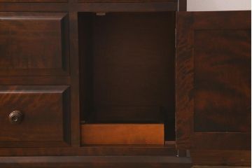 中古　北海道民芸家具　和洋どちらにも合うシックなチェスト(サイドボード、引き出し、ドレッシングチェスト)(定価約21万円)(R-040796)