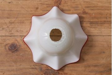 ヴィンテージ照明　イギリスビンテージ　小振りな赤縁フリルのミルクガラスペンダントライト(ランプシェード、天井照明)(R-040798)