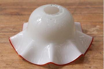 ヴィンテージ照明　イギリスビンテージ　小振りな赤縁フリルのミルクガラスペンダントライト(ランプシェード、天井照明)(R-040798)