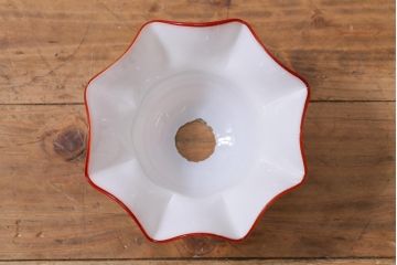 ヴィンテージ照明　イギリスビンテージ　小振りな赤縁フリルのミルクガラスペンダントライト(ランプシェード、天井照明)(R-040798)