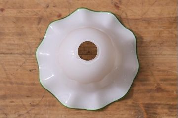 ヴィンテージ照明　イギリスビンテージ　小振りな緑縁フリルのミルクガラスペンダントライト(ランプシェード、天井照明)(R-040803)