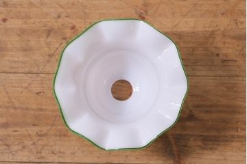 ヴィンテージ照明　イギリスビンテージ　小振りな緑縁フリルのミルクガラスペンダントライト(ランプシェード、天井照明)(R-040803)