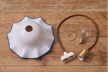 ヴィンテージ照明　イギリスビンテージ　水色縁フリルのミルクガラスペンダントライト(ランプシェード、天井照明)(R-040805)
