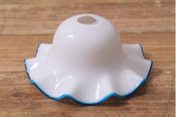 ヴィンテージ照明　イギリスビンテージ　水色縁フリルのミルクガラスペンダントライト(ランプシェード、天井照明)(R-040805)