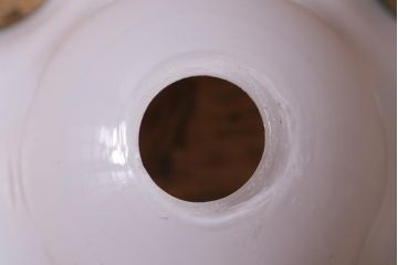 ヴィンテージ照明　イギリスビンテージ　小振りな水色縁フリルのミルクガラスペンダントライト(ランプシェード、天井照明)(R-040807)