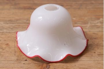 ヴィンテージ照明　イギリスビンテージ　小振りな赤縁フリルのミルクガラスペンダントライト(ランプシェード、天井照明)(R-040808)