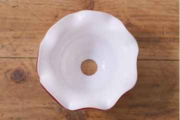 ヴィンテージ照明　イギリスビンテージ　小振りな赤縁フリルのミルクガラスペンダントライト(ランプシェード、天井照明)(R-040808)