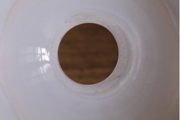 ヴィンテージ照明　イギリスビンテージ　小振りな水色縁フリルのミルクガラスペンダントライト(ランプシェード、天井照明)(R-040809)