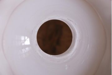 ヴィンテージ照明　イギリスビンテージ　小振りなピンク縁フリルのミルクガラスペンダントライト(ランプシェード、天井照明)(R-040811)