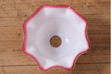 ヴィンテージ照明　イギリスビンテージ　小振りなピンク縁フリルのミルクガラスペンダントライト(ランプシェード、天井照明)(R-040811)