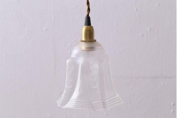 ヴィンテージ照明　イギリスビンテージ　エレガントなグラビュールが浮かぶペンダントライト(シェード、天井照明)(R-040813)